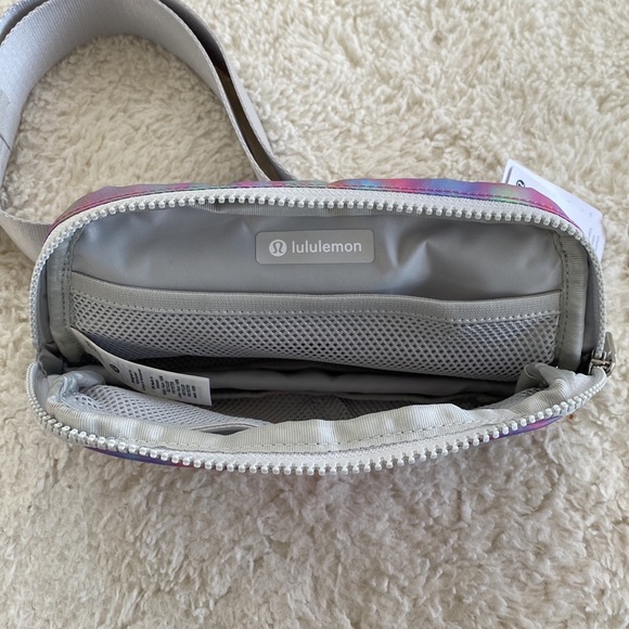 ❤️ Lululemon Everywhere Belt Bag in Prism Wash Print Multi/Vapor NWT - Picture 7 of 10